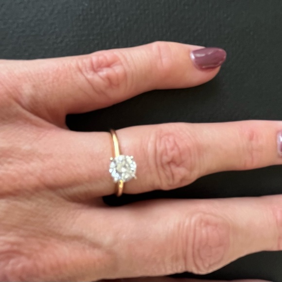 .9 carat solitaire diamond. Set in platinum with a 14k yellow gold band. - Picture 3 of 9